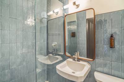 freehand-miami-premium-quad-room-7-bathroom-1200×801