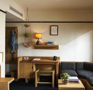 Desk and sofa in Freehand Hotel New York Deluxe corner king room