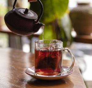 freehand-los-angeles-cafe-integral-pouring-hibiscus-tea (2)-935×1402